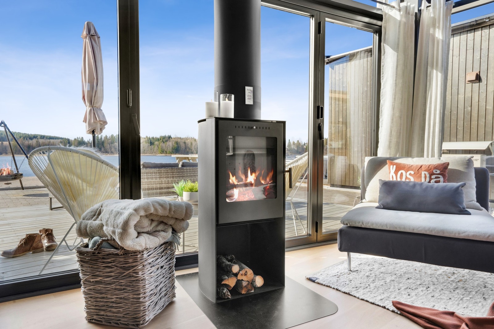 Her kan du slappe av med en god bok og kjenne varmen fra peisovnen. Galleribilde