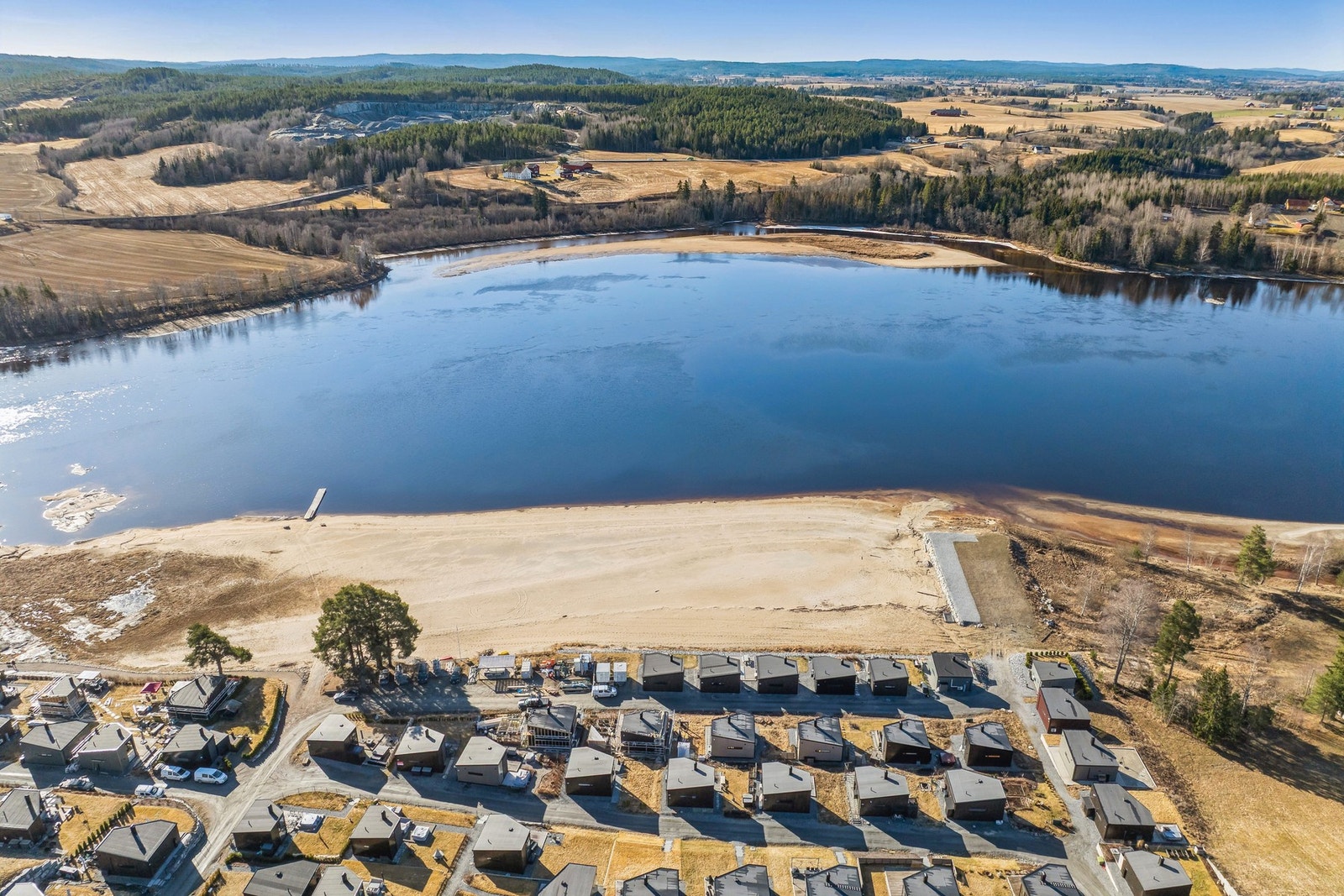 Hytten ligger på første rekke mot sandstranden ned mot Glomma. Galleribilde