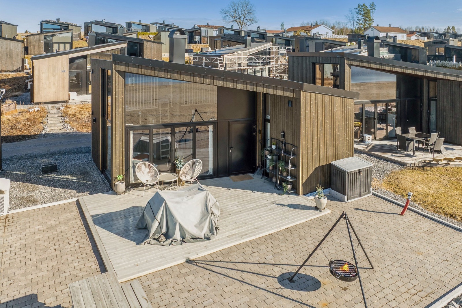 Dette er en flott og moderne fritidsbolig på Nes Strandhager. Det er lagt utendørs opplegg for boblebad og utendørs vannkran. Foto: Ole Kaldal Galleribilde