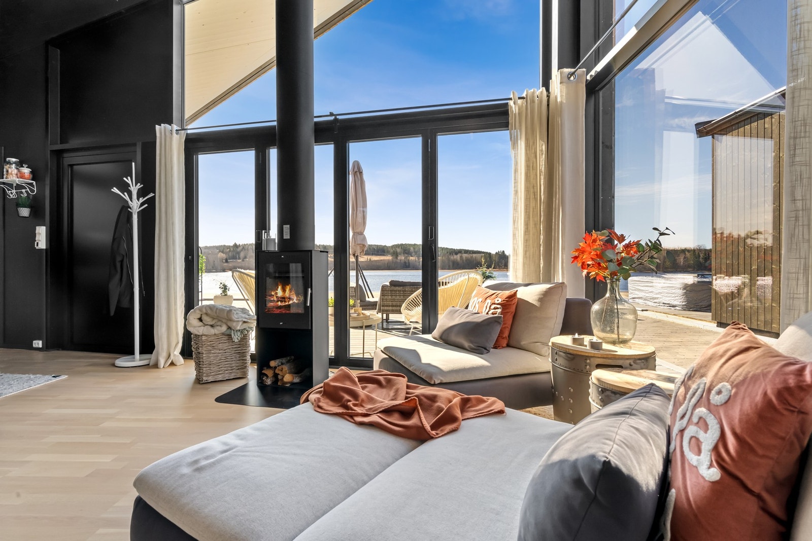 Spektakulære vindusflater gir denne hytta ett svært luftig preg. Galleribilde