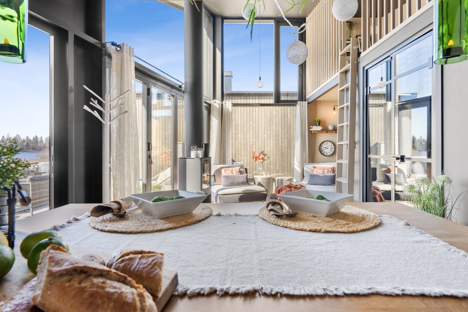 Svært luftig og åpen løsning skaper ett flott allrom for sosiale sammenkomster. Galleribilde