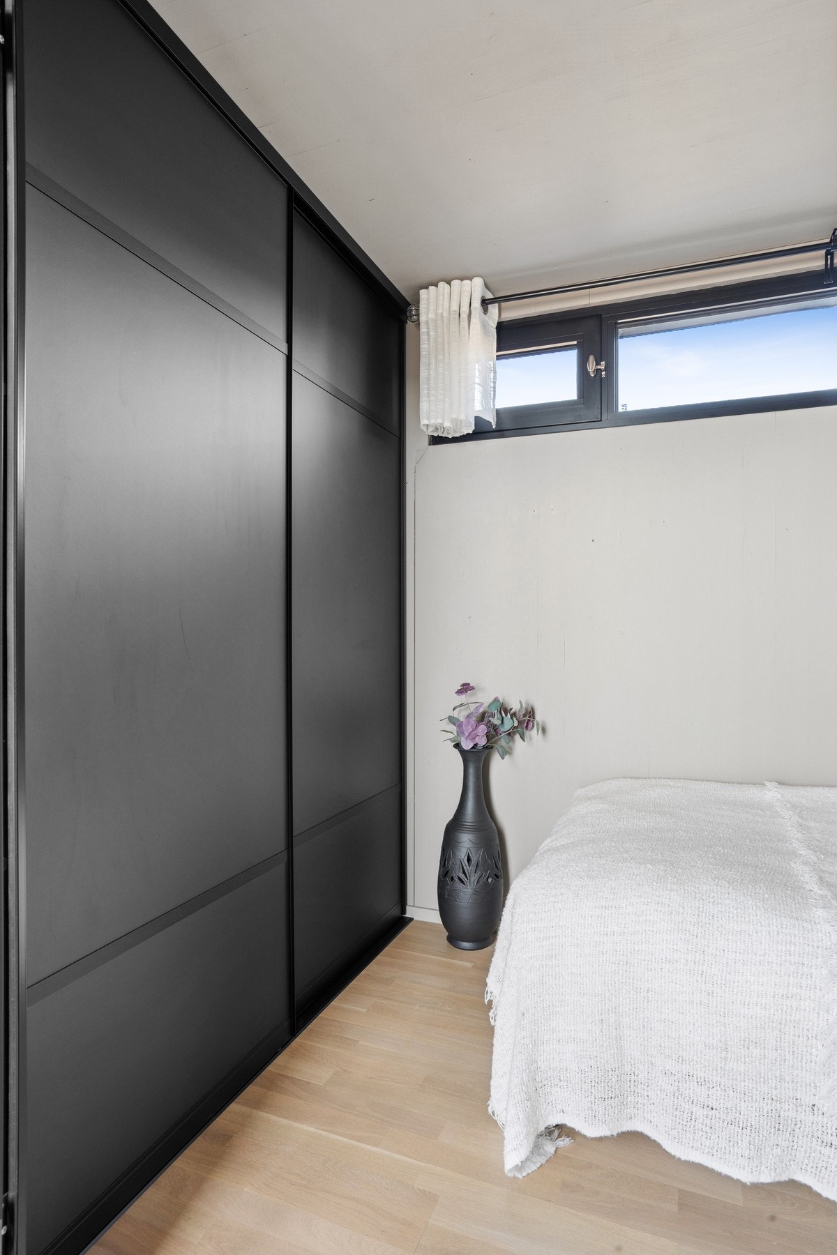 Romslig skyvedørsgarderobe på soverommet. Galleribilde