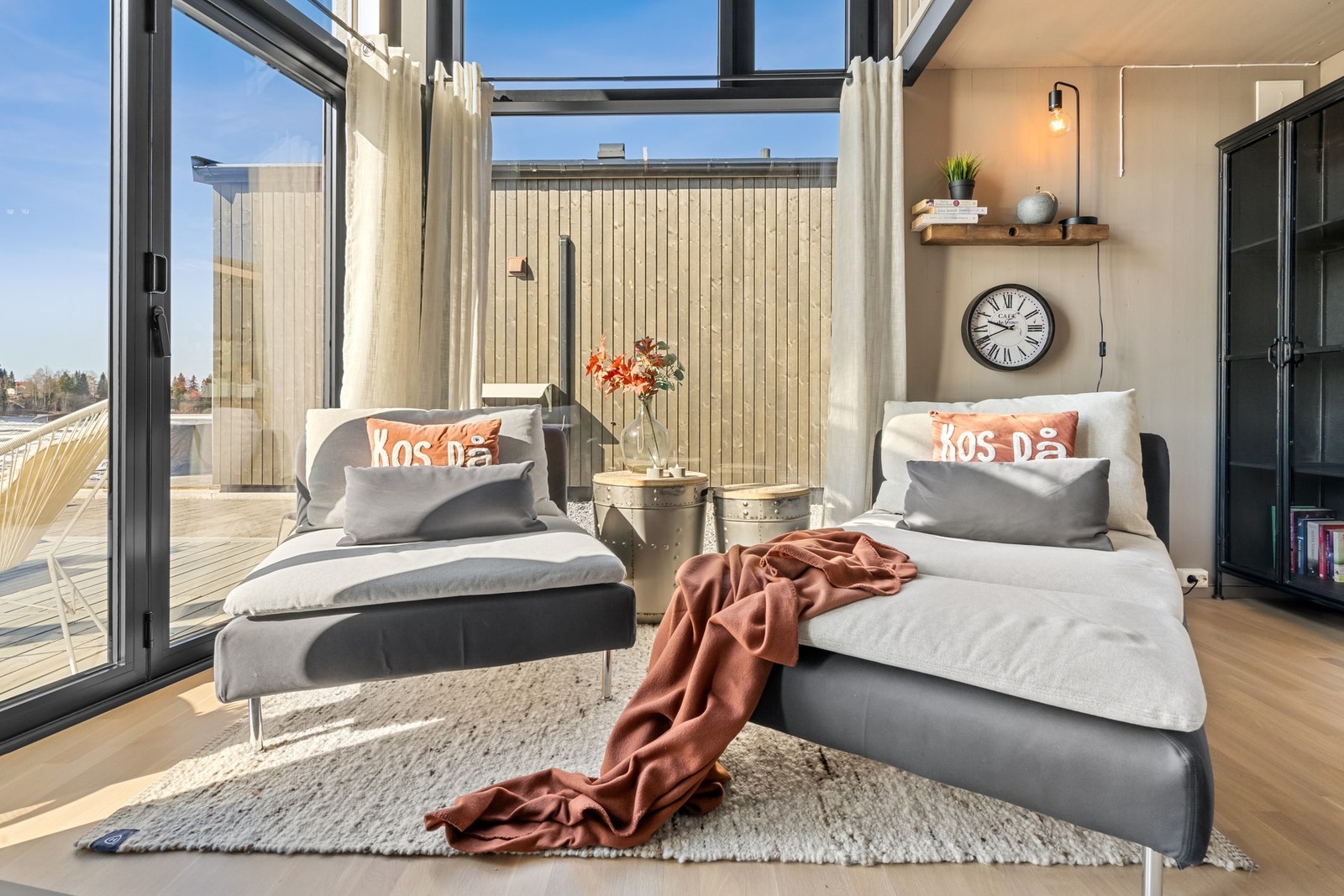 De store vindusflatene slipper inn rikelig med naturlig lys. Hytten har naturlig ventilasjon med fire nye moderne lufteventiler. Galleribilde