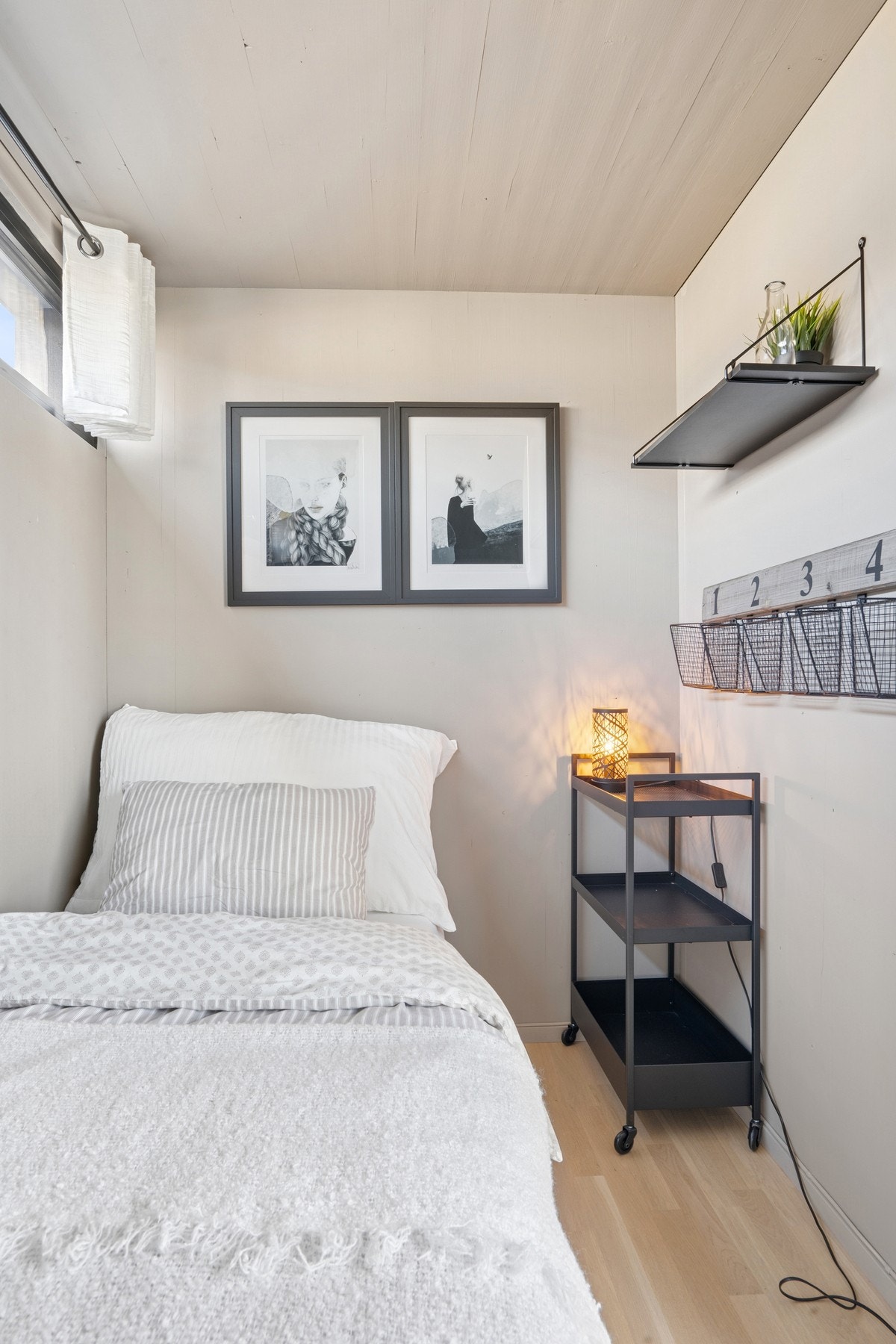 Soverom med plass til 160 cm bredde seng og nattbord. Galleribilde