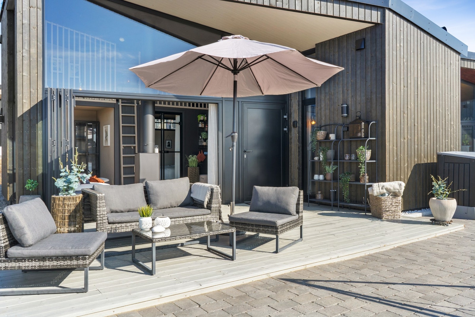 Her har du god plass til flere ulike utemøbler slik som sittegruppe, grill, utebord og stoler. Galleribilde