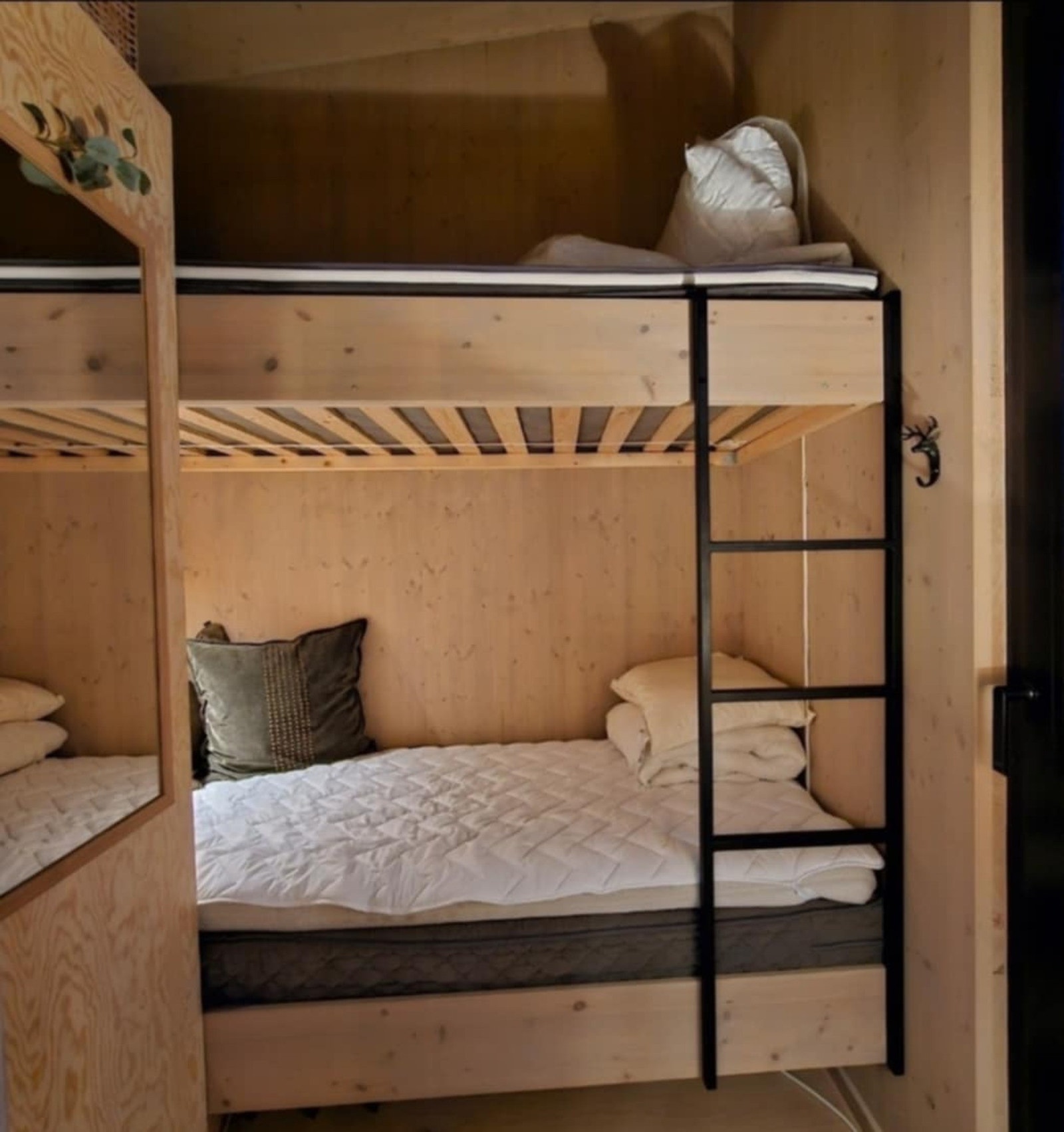 Bildet er lånt av en nabohytte. Soverom nr. 2 gir mulighet for ekstra sengeplasser. Galleribilde