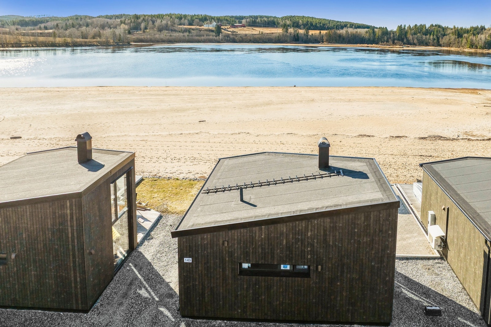 Fritidsboligen er bygget med fokus på arealeffektivitet, noe som gjør hver kvadratmeter optimalt utnyttet. Galleribilde