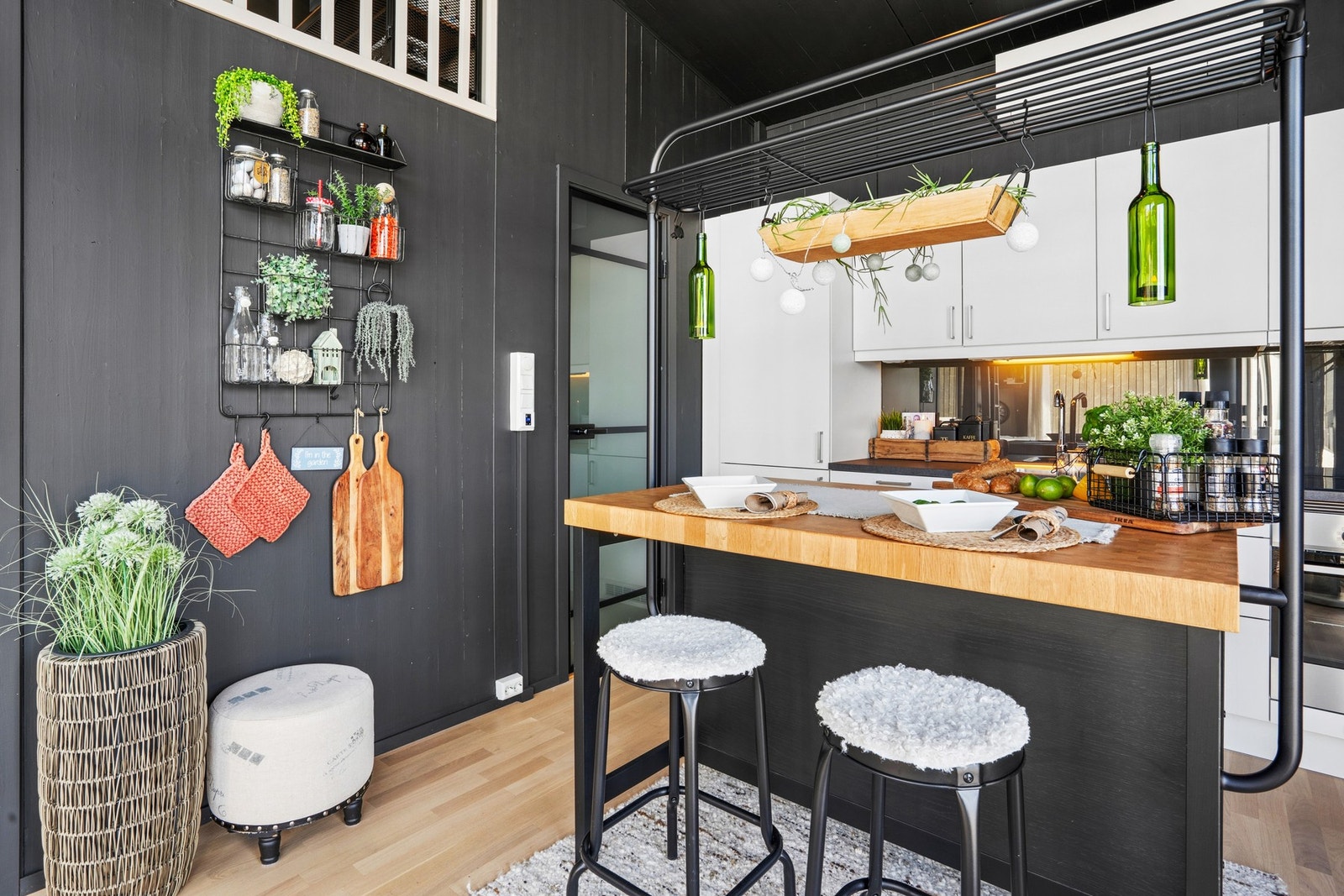 Kjøkkeninnredning med hvite glatte fronter og benkeplate av laminat. Galleribilde