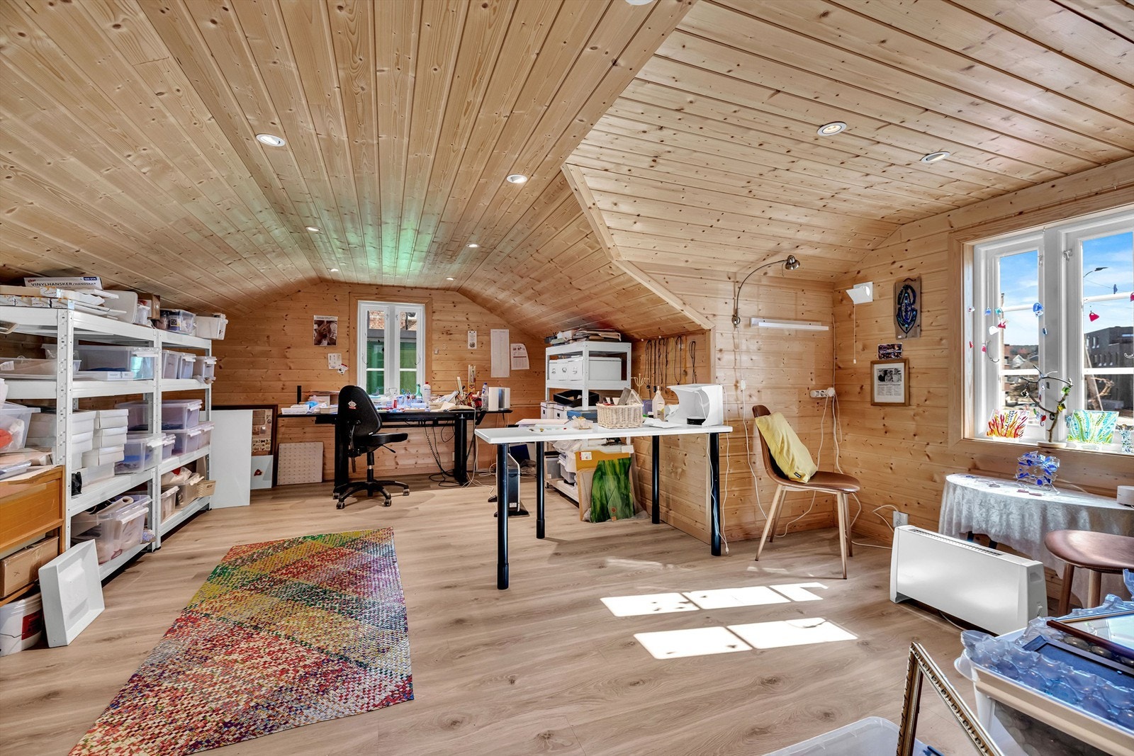 Over garasjen finner du et lyst og inspirerende atelier - perfekt som arbeidsrom for kreative prosjekter, hobbyvirksomhet eller som hjemmekontor. Galleribilde