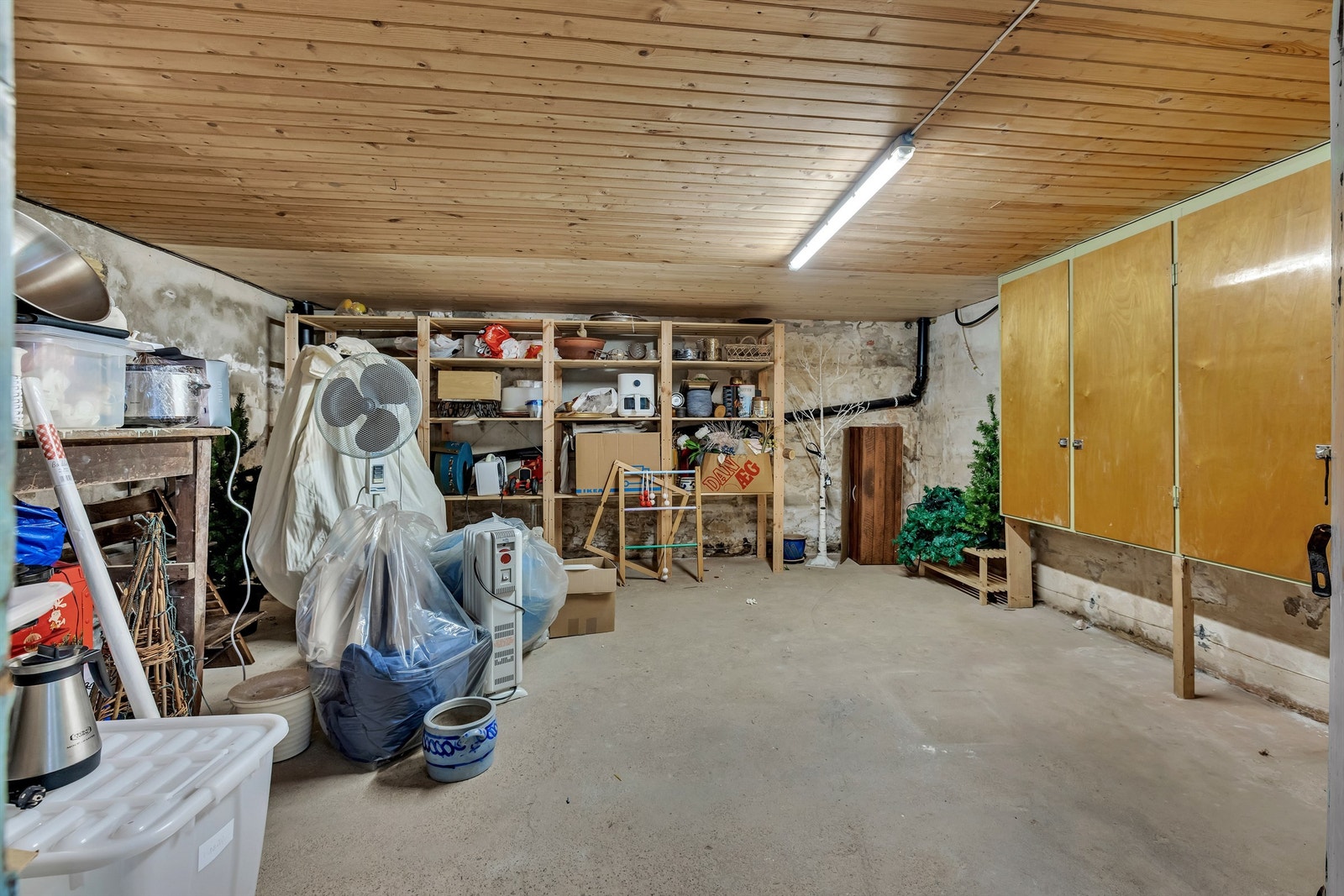 Boligen har svært gode oppbevaringsmuligheter i kjeller. Galleribilde