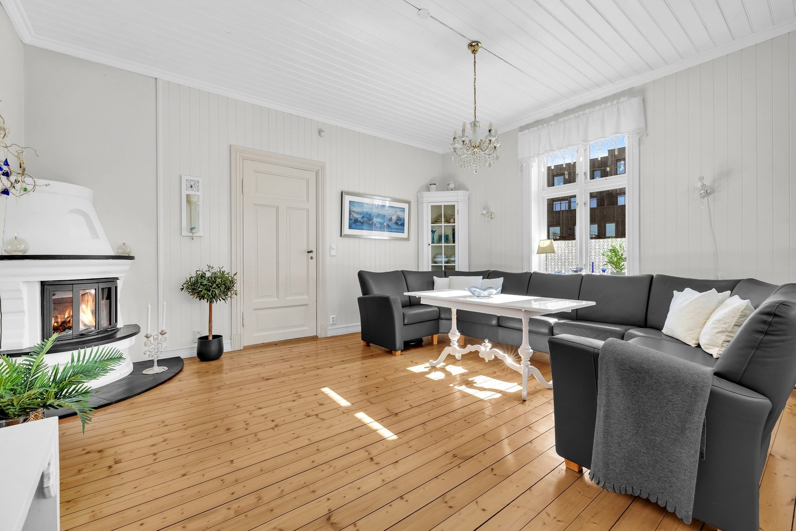 Boligen har en lys og innbydende stue med store vindusflater som slipper inn rikelig med naturlig lys. Galleribilde