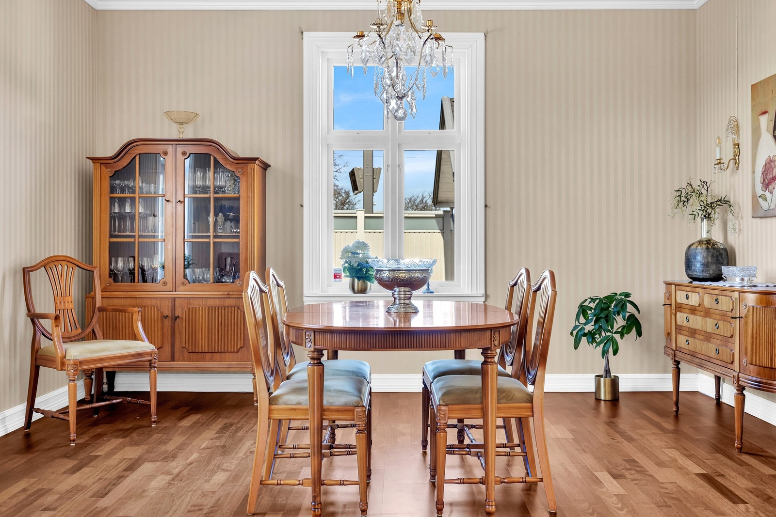 Boligen har en elegant spisestue med vakre detaljer, som skaper en luftig og eksklusiv følelse. Galleribilde