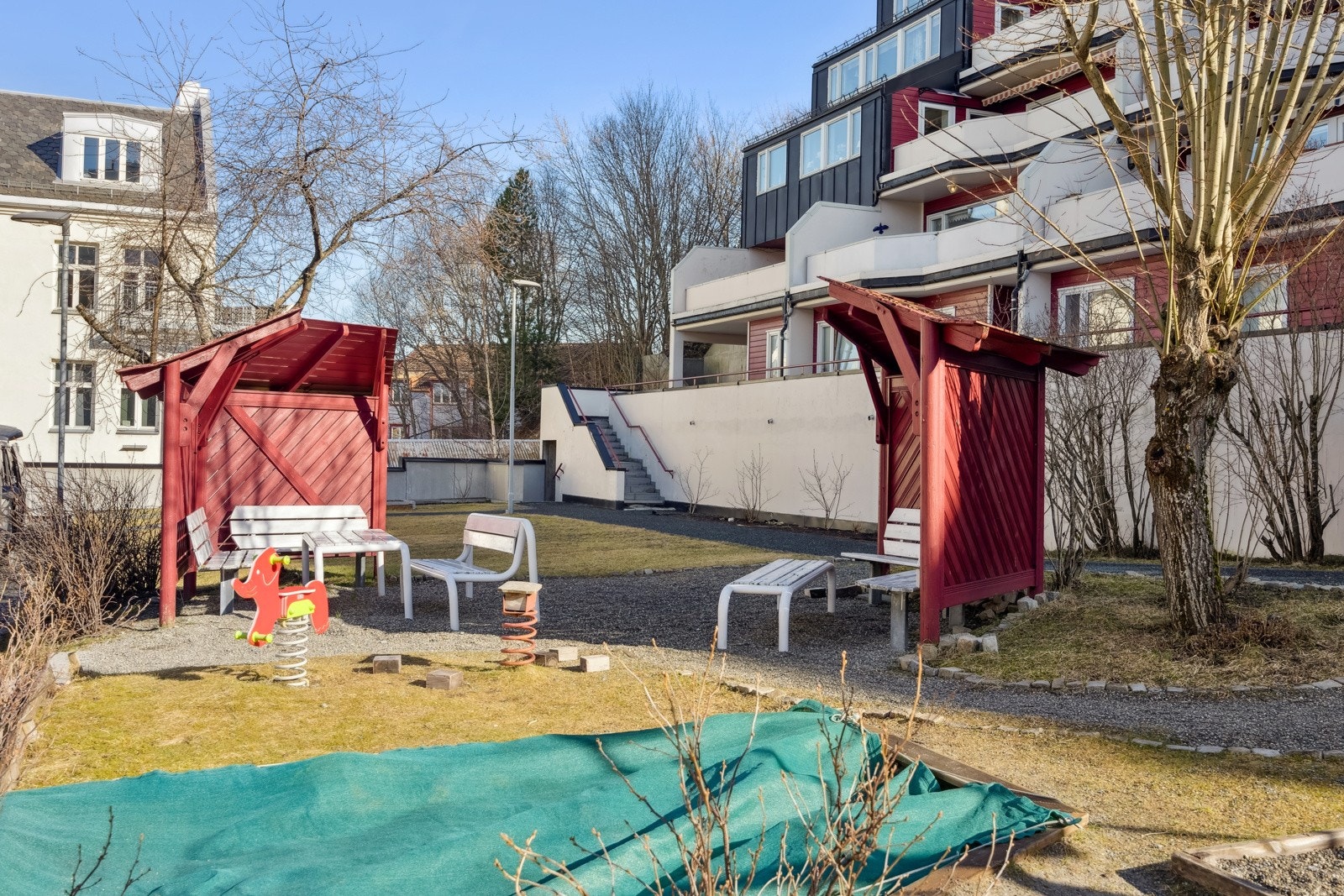 Leiligheten ligger i umiddelbar nærhet til "alt" man trenger i hverdagen - med solsiden i underkant av 10 minutter gange unna får du tilgang til et bredt utvalg av dagligvarebutikker, treningssentre og kollektivtransport. Galleribilde