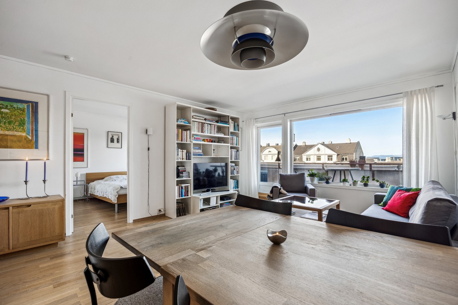 Stuen har god plass til både spisegruppe og sofa - Her kan du enkelt samle både venner og familie. Galleribilde