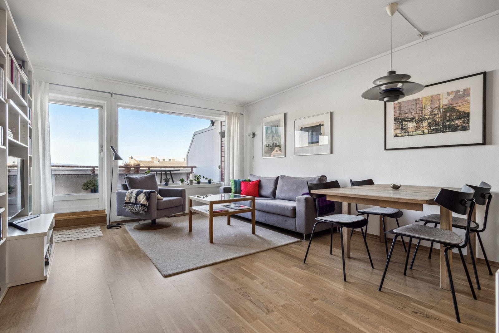 EIE Eiendomsmegling ved Daniel Bruce har gleden av å presentere Øvre Møllenberg gate 71A ? En stor og lys 2-roms terrasseleilighet i 4. etasje på Møllenberg. Leiligheten har en romslig balkong, fast plass i parkeringskjeller og heis. Galleribilde