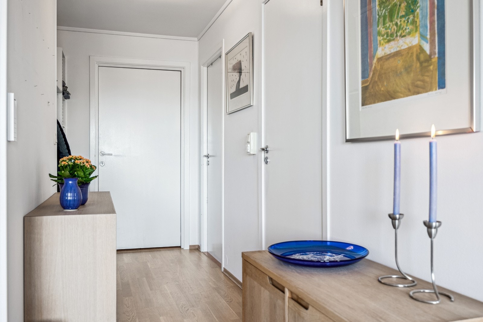 Velkommen inn! Gangen er malt i lyse farger og har gode oppbevaringsmuligheter. Galleribilde