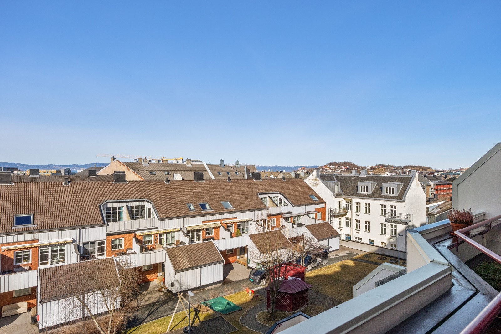 Fra balkongen har man flott utsikt samt tilgang til sol hele ettermiddagen og kvelden som avsluttet med solnedgang. Galleribilde