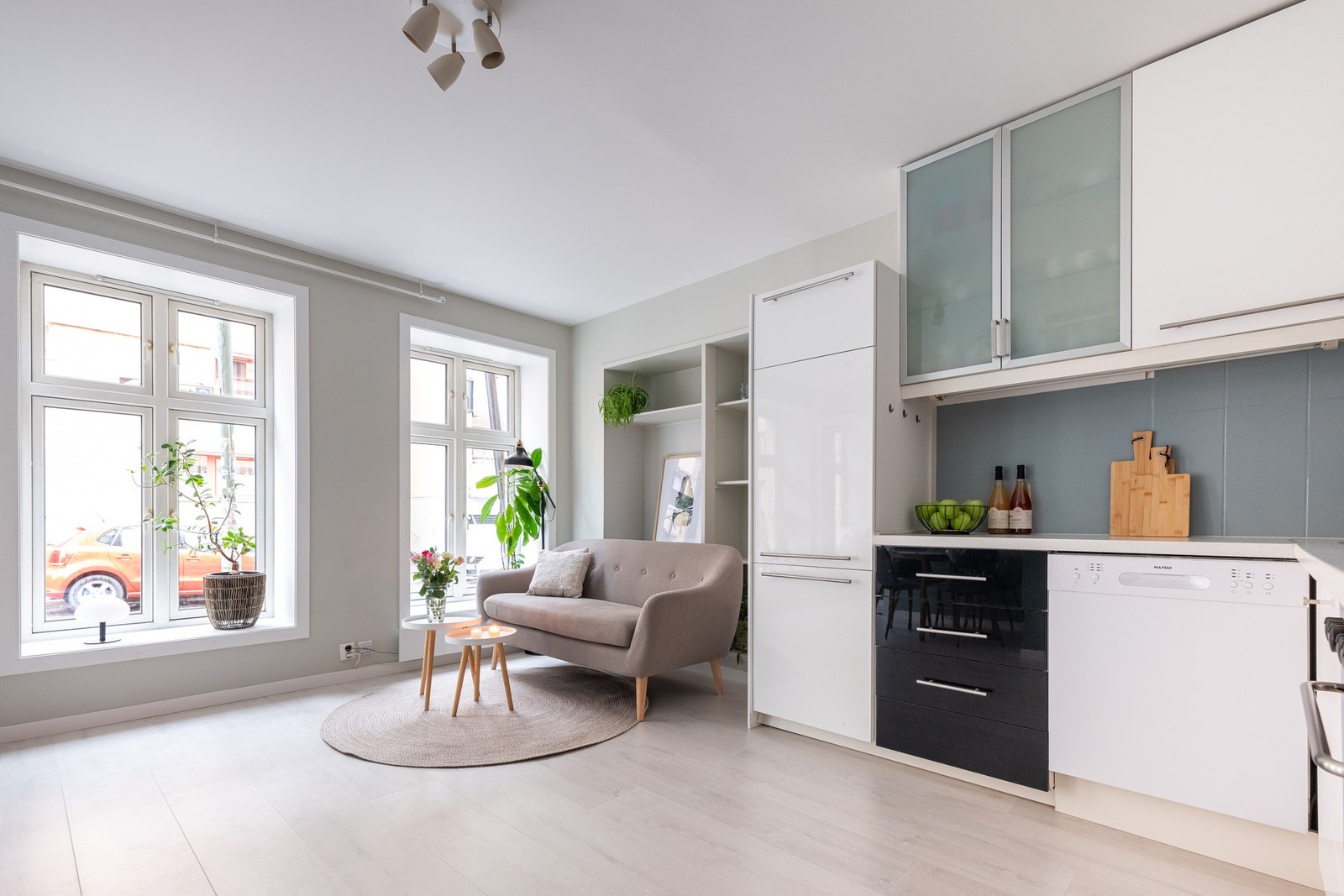 Boligens åpne stue- og kjøkkenløsning gjør det enkelt å være sosial samtidig som du lager dagens måltider. Galleribilde