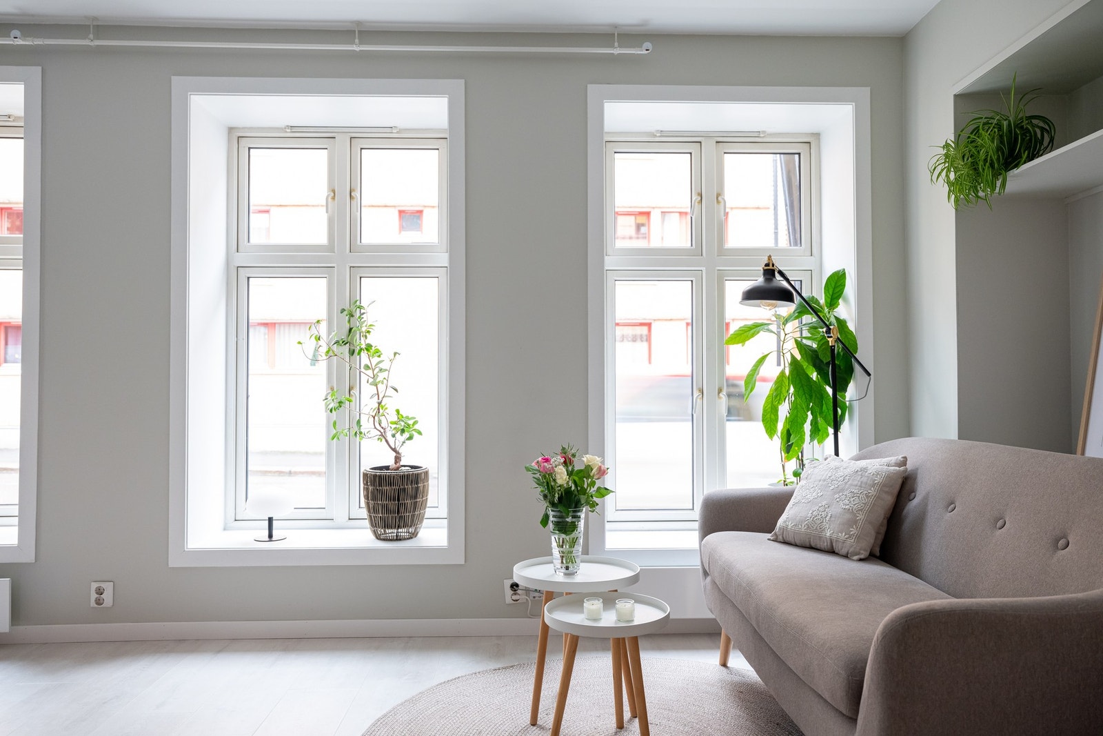 Rommet er malt i moderne fargevalg og har laminat på gulv. Galleribilde