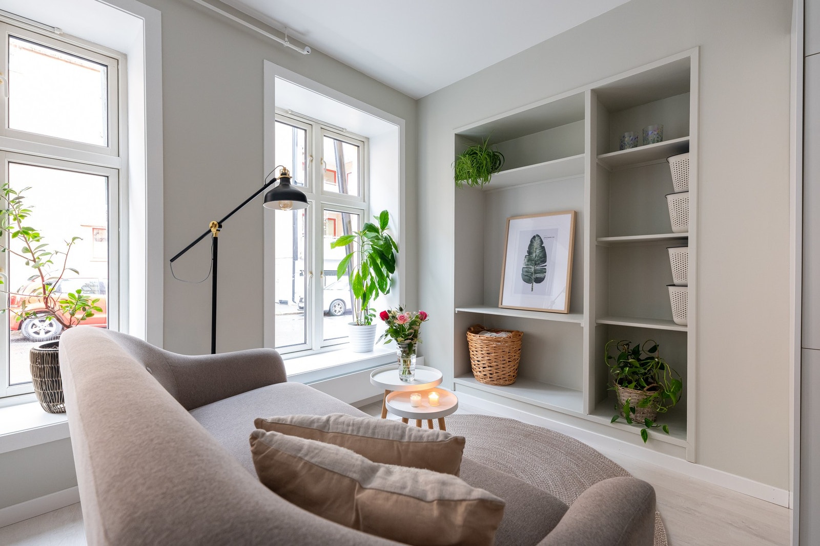 Oppholdsrommet har plass til sofa, salongbord og mediemøblement. Galleribilde