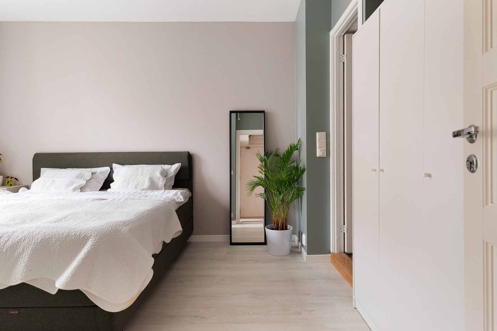 Her er det god plass til dobbeltseng med tilhørende møblement. Selger opplyser at det er Selger opplyser om at det er et er lagt opp til kjøkken (vann og avløp) inne på det største soverommet, samt avtrekksviftekanal. Dette gir mulighet til å dele opp lei Galleribilde