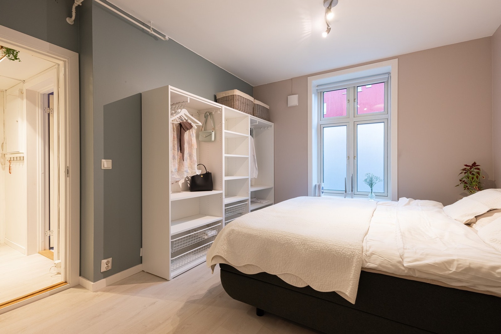 Det er også god plass til flere oppbevaringsløsninger, kontorpult for hjemmekontor og lignende. Galleribilde