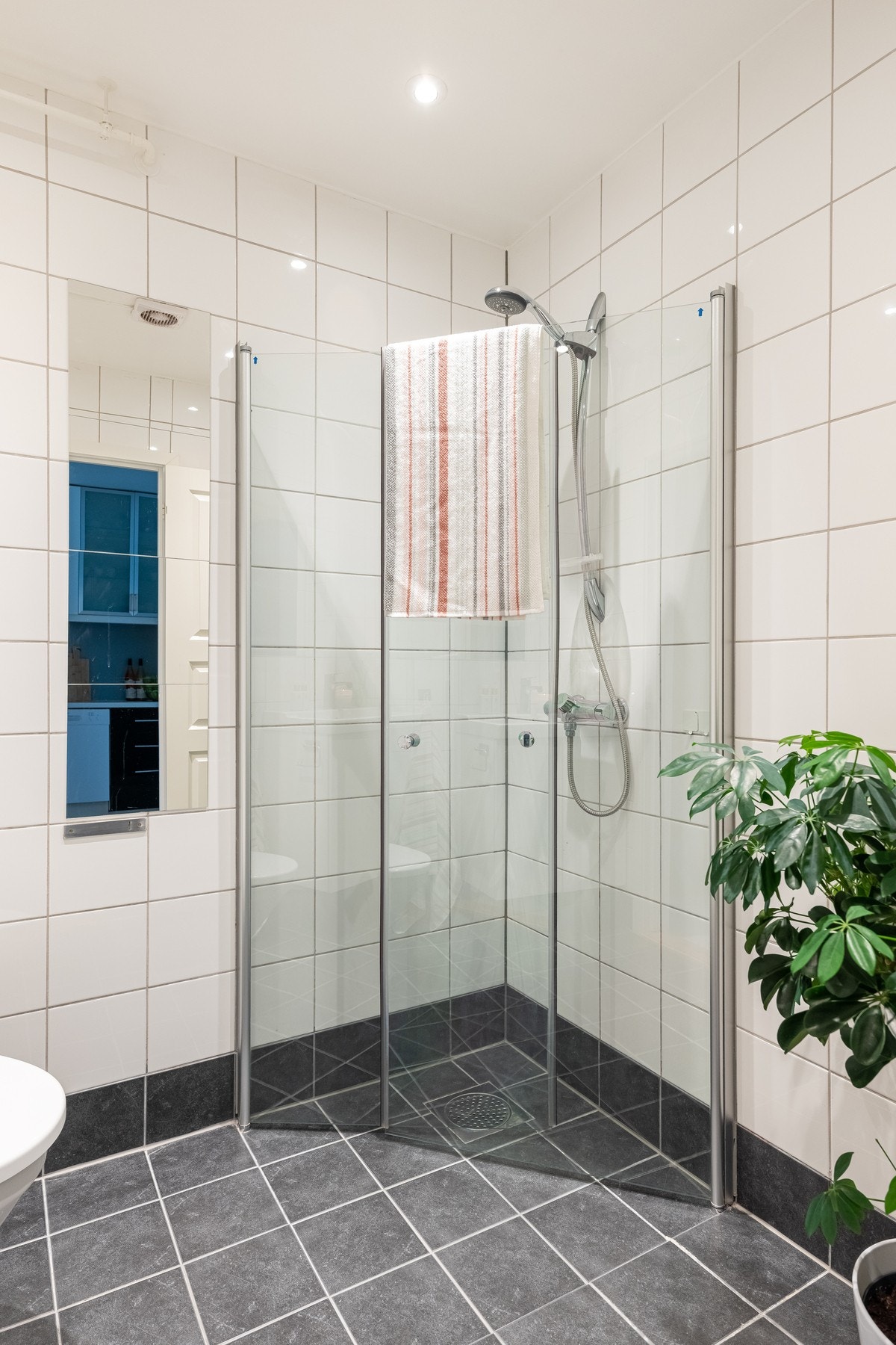 Det er også et dusjhjørne med svingbare dører som frigjør plass på gulvet. Galleribilde