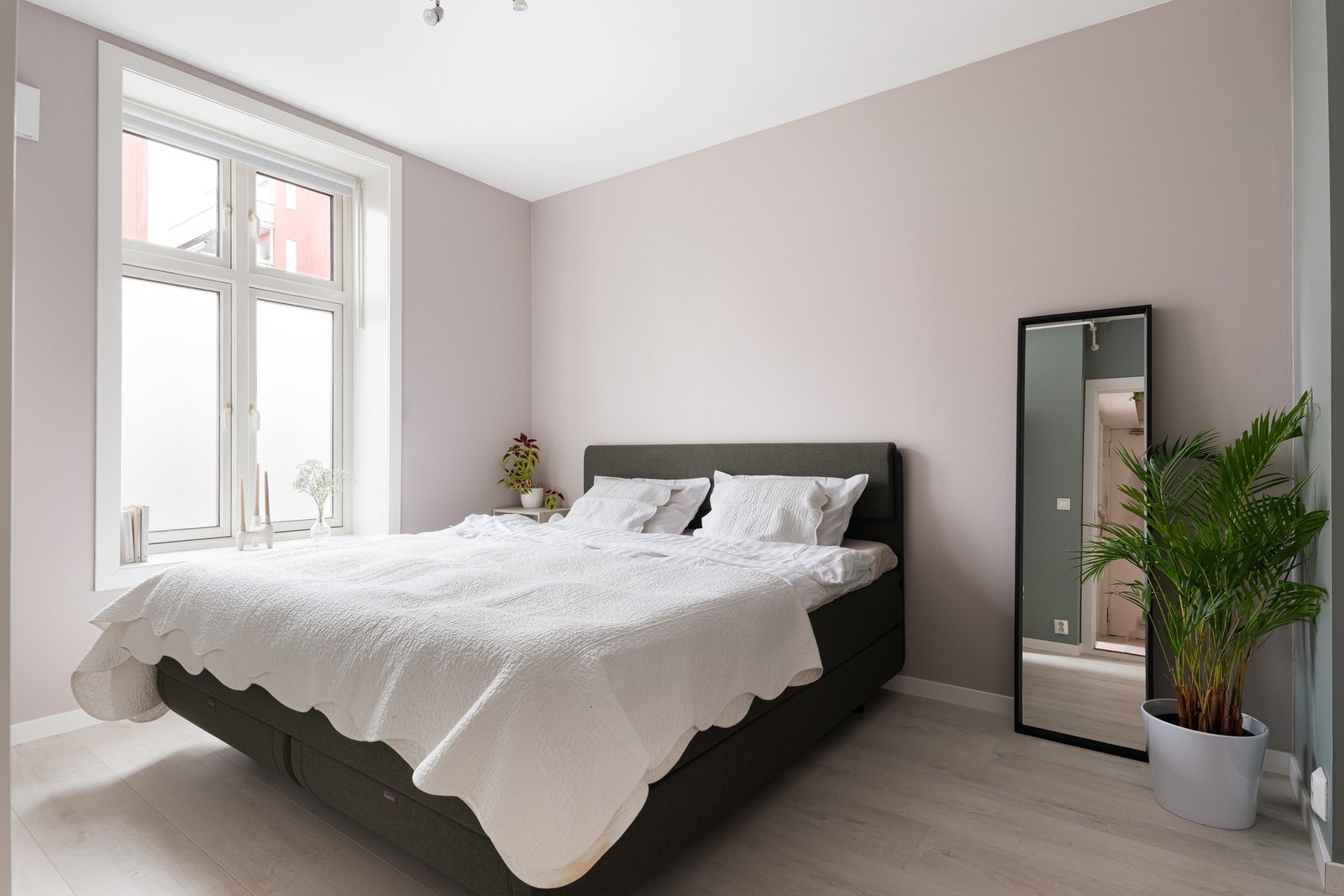 Hovedsoverommet ligger vendt mot rolig bakgård, så her er alt lagt til rette for en god natt med søvn. Galleribilde