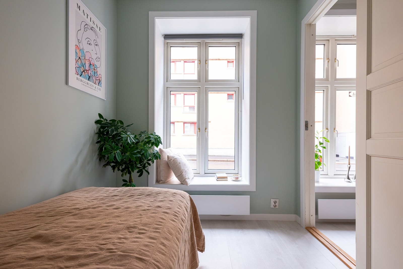 Her er det plass til seng og oppbevaringsmøblement. Galleribilde