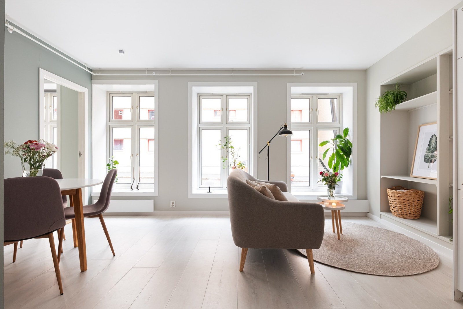 Her får du gleden av en gjennomgående planløsning og store vindusflater som byr på godt med naturlig lysinnslipp og en luftig romfølelse. Galleribilde