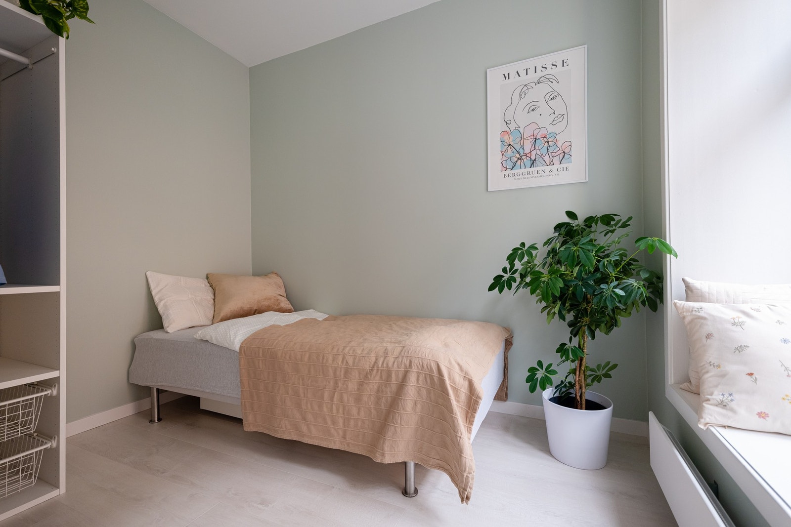 Det ene soverommet ligger plassert innenfor stuen. Galleribilde