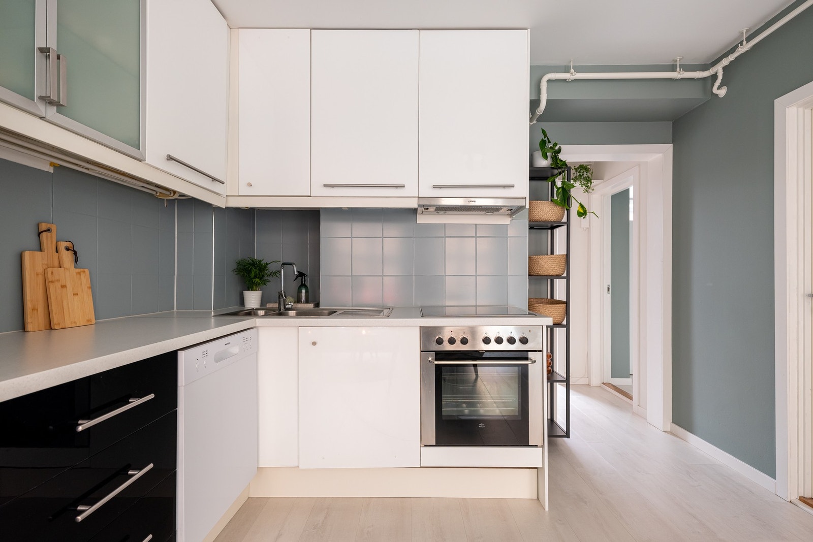 Hvitevarer som oppvaskmaskin, ovn, platetopp og frys/kjøleskap medfølger. Galleribilde