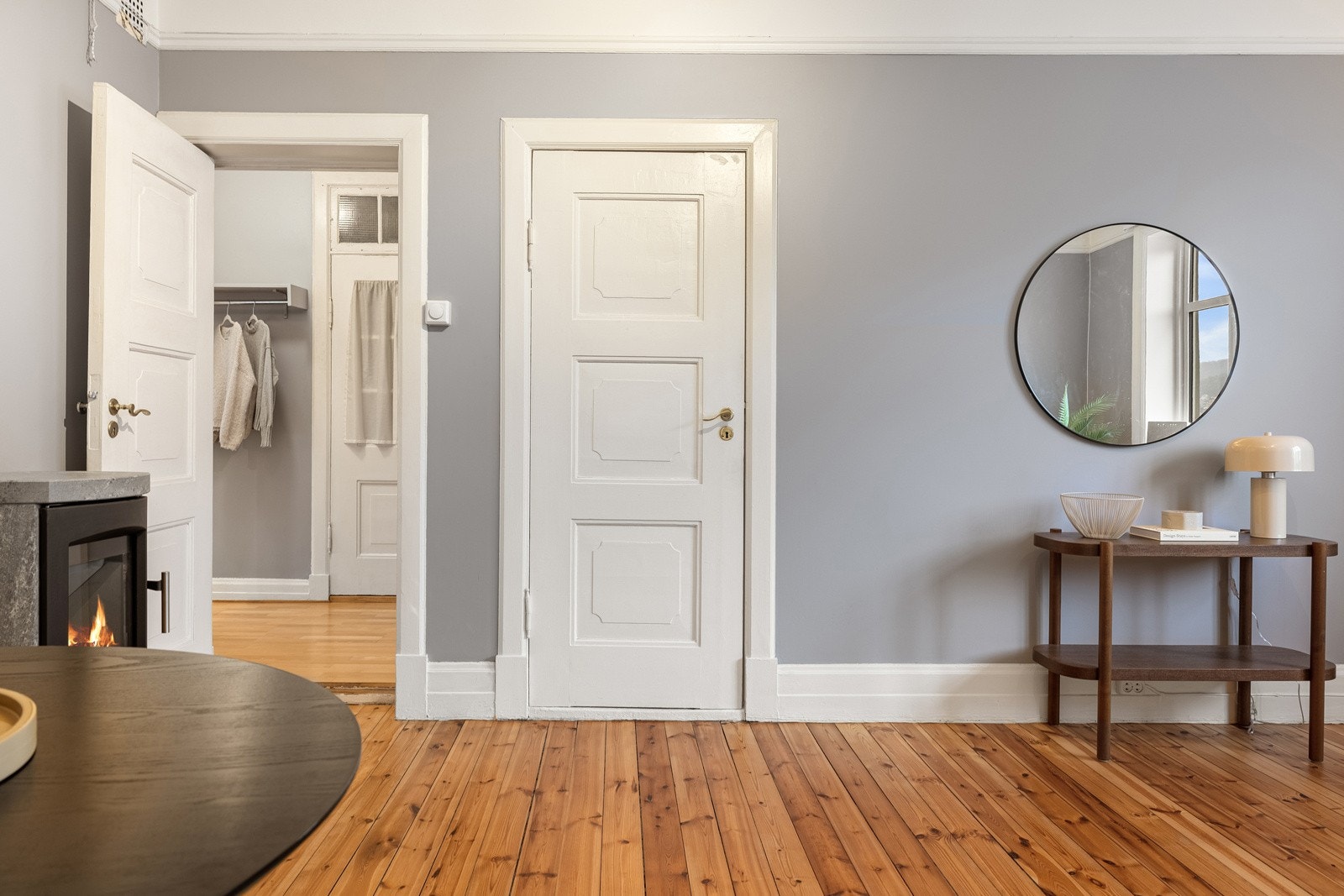 Peisen er fint plassert ved entreèn til stuen. Galleribilde