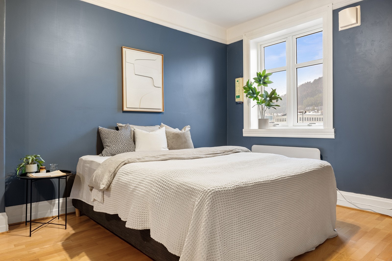 Hovedsoverommet har god plass til dobbeltseng, garderobeløsning og nattbord. Galleribilde