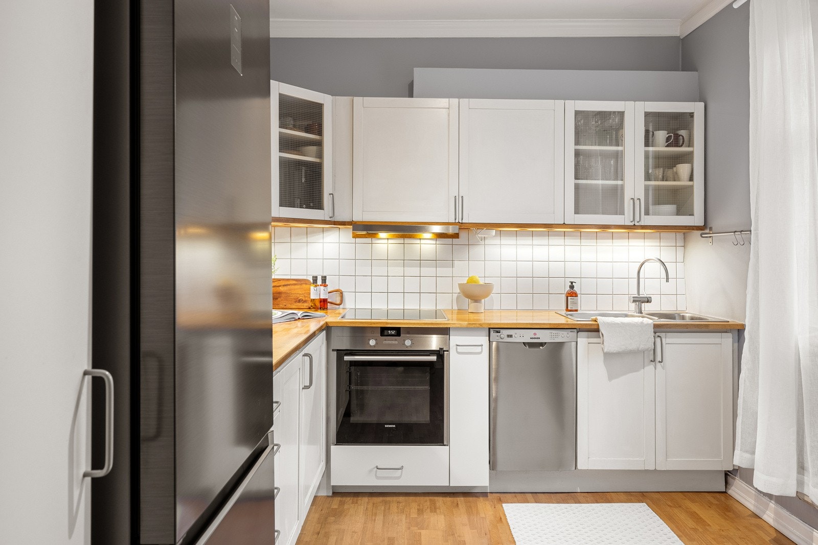 Her kan man flytte rett inn! Av de integrerte hvitevarene medfølger stekeovn, platetopp og oppvaskemaskin. Galleribilde