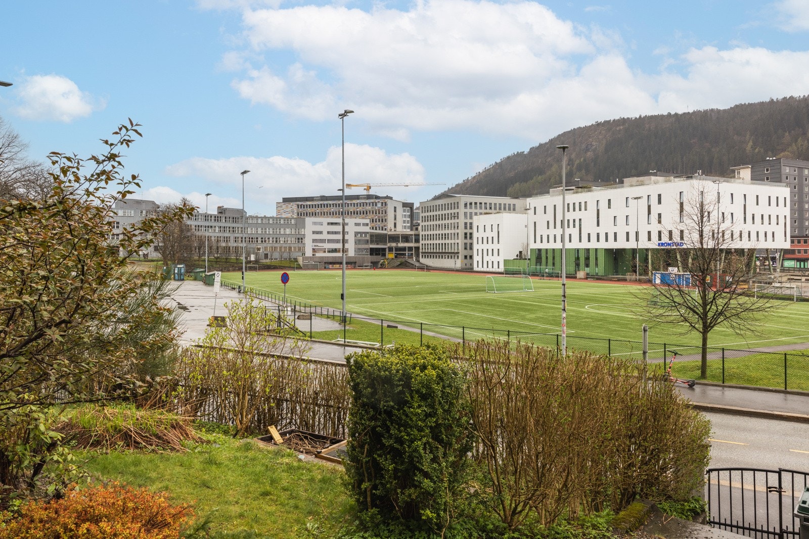 Leiligheten ligger bare et steinkast i fra Krohnsminde Idrettsplass. Galleribilde