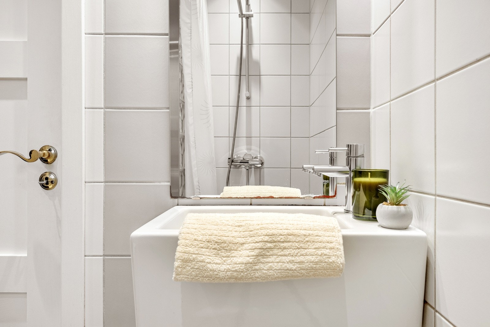 Her er det speil med oppbevaring og selvfølgelig varme i gulvet! Galleribilde