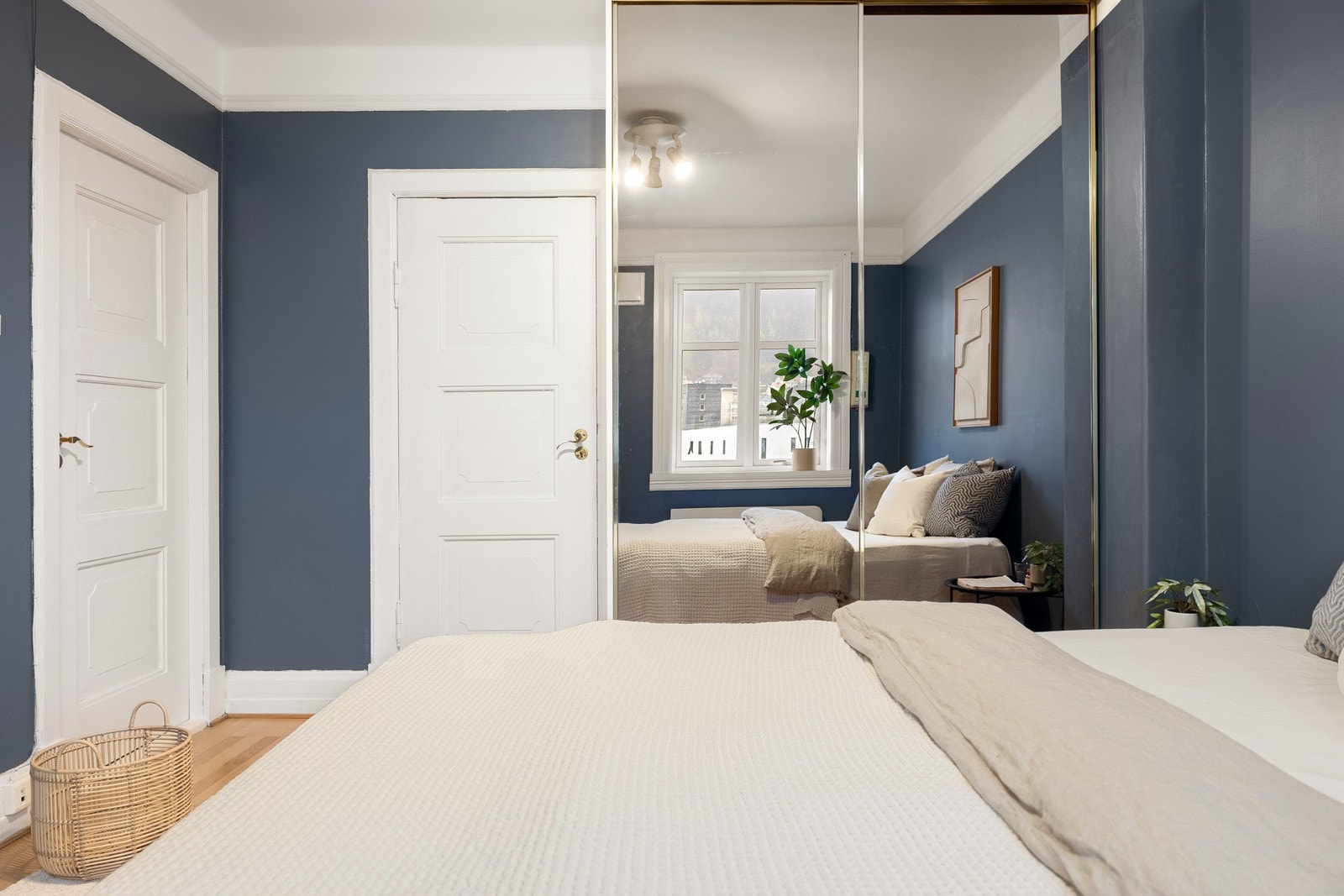 Stort skap med fine speil dører. Galleribilde