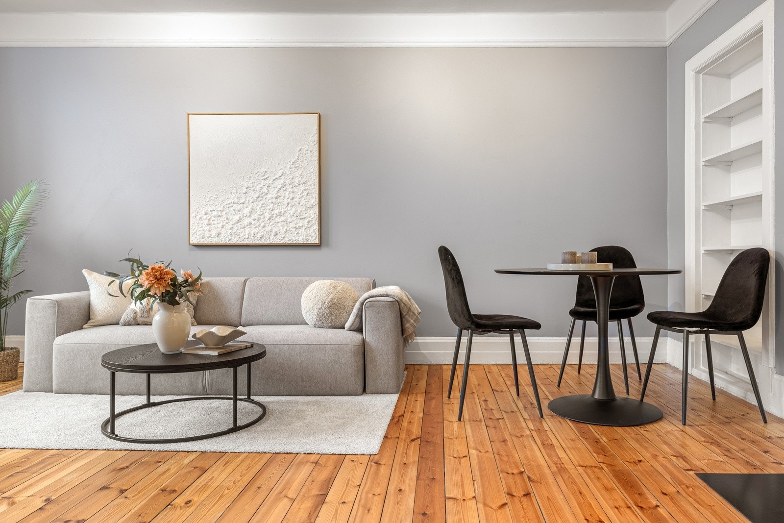 Stuen har en god planløsning som gjør rommet enkelt å innrede med sofagruppe, TV og spisebord. Galleribilde