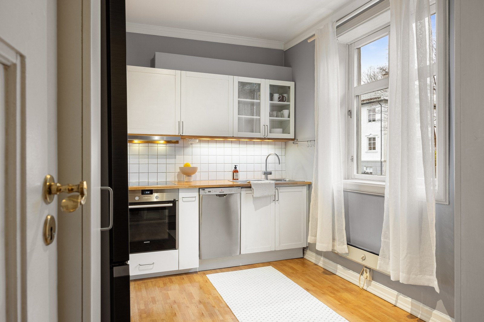 Romslig kjøkken på 10 kvm med plass til et mindre spisebord. Perfekt for måltidene i farten. Galleribilde