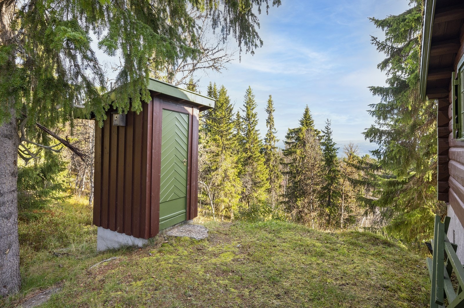 Det er også en utedo på eiendommen. Galleribilde