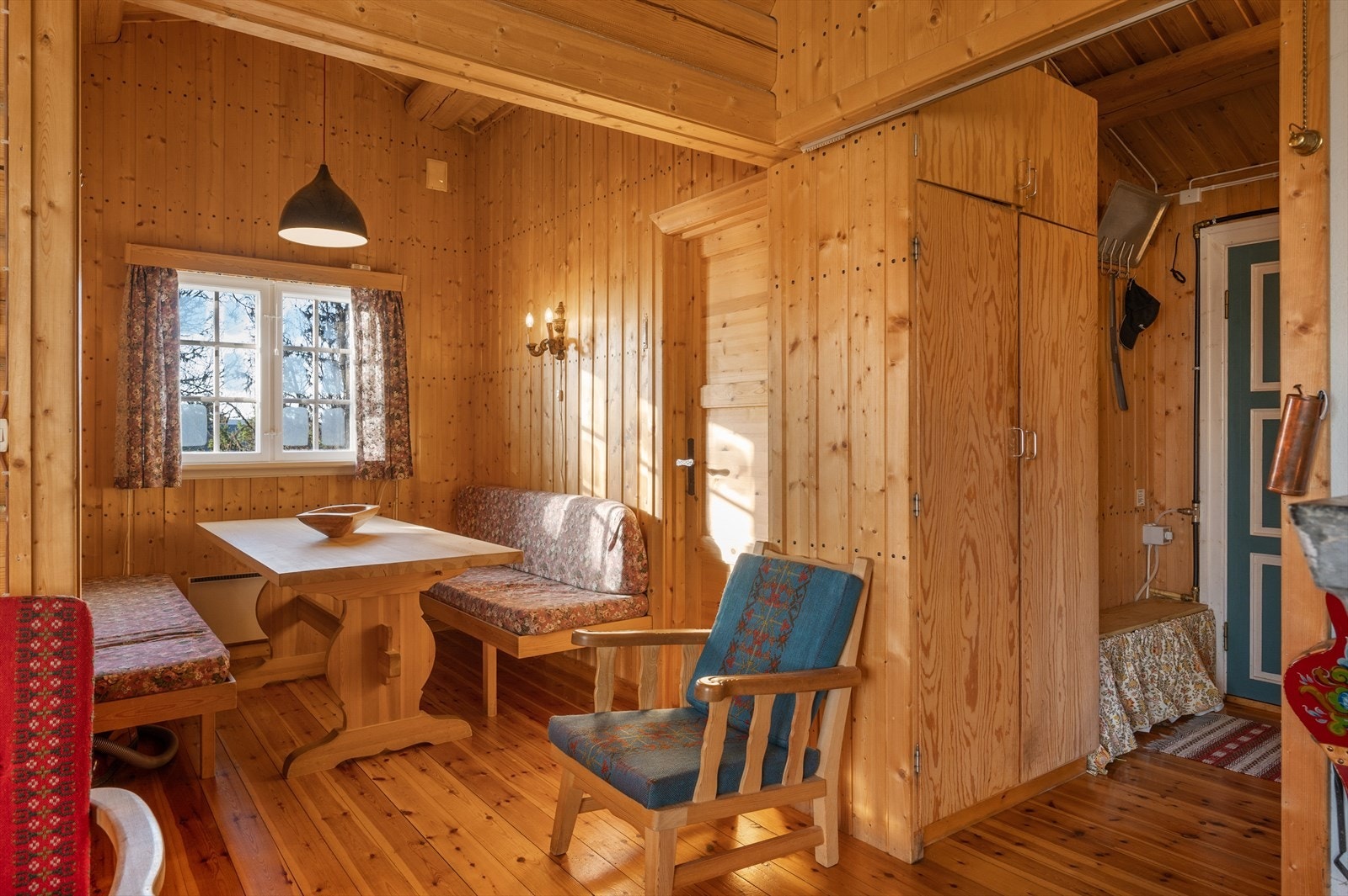Det er også plass til spisegruppe her, i rommet mellom de to soverommene. Galleribilde