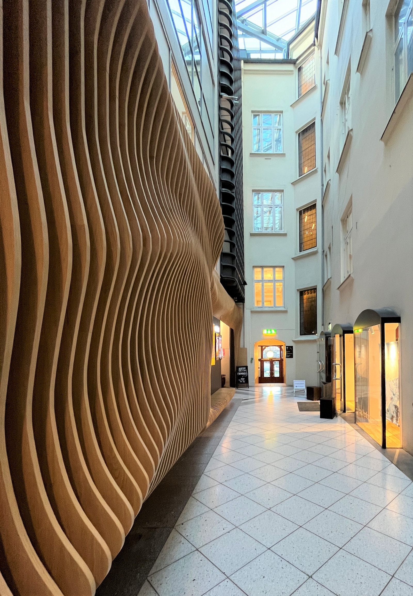I Olavshallen ved inngangen til lokalet Galleribilde