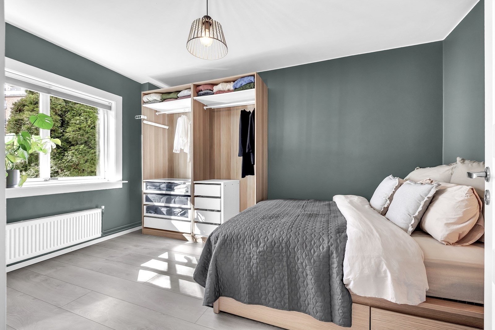 Lyst og innbydende soverom med god plass til dobbeltseng og garderobe. Galleribilde