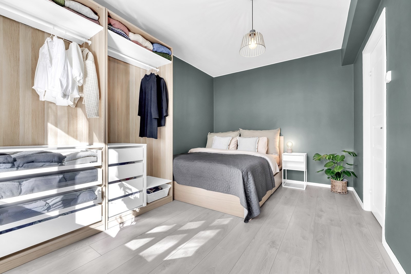 Stor og praktisk garderobe. Galleribilde