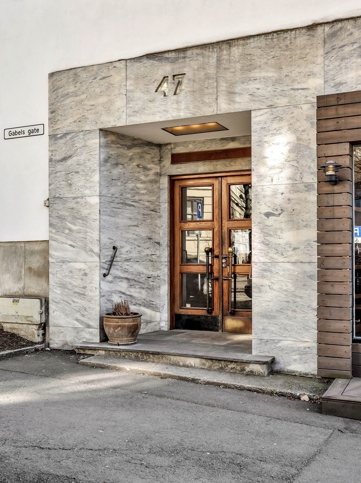 Gabels gate 47 ligger skjermet men svært sentralt til på Frogner med alt av butikker, restauranter og offentlig kommunikasjon i umiddelbar nærhet. Galleribilde