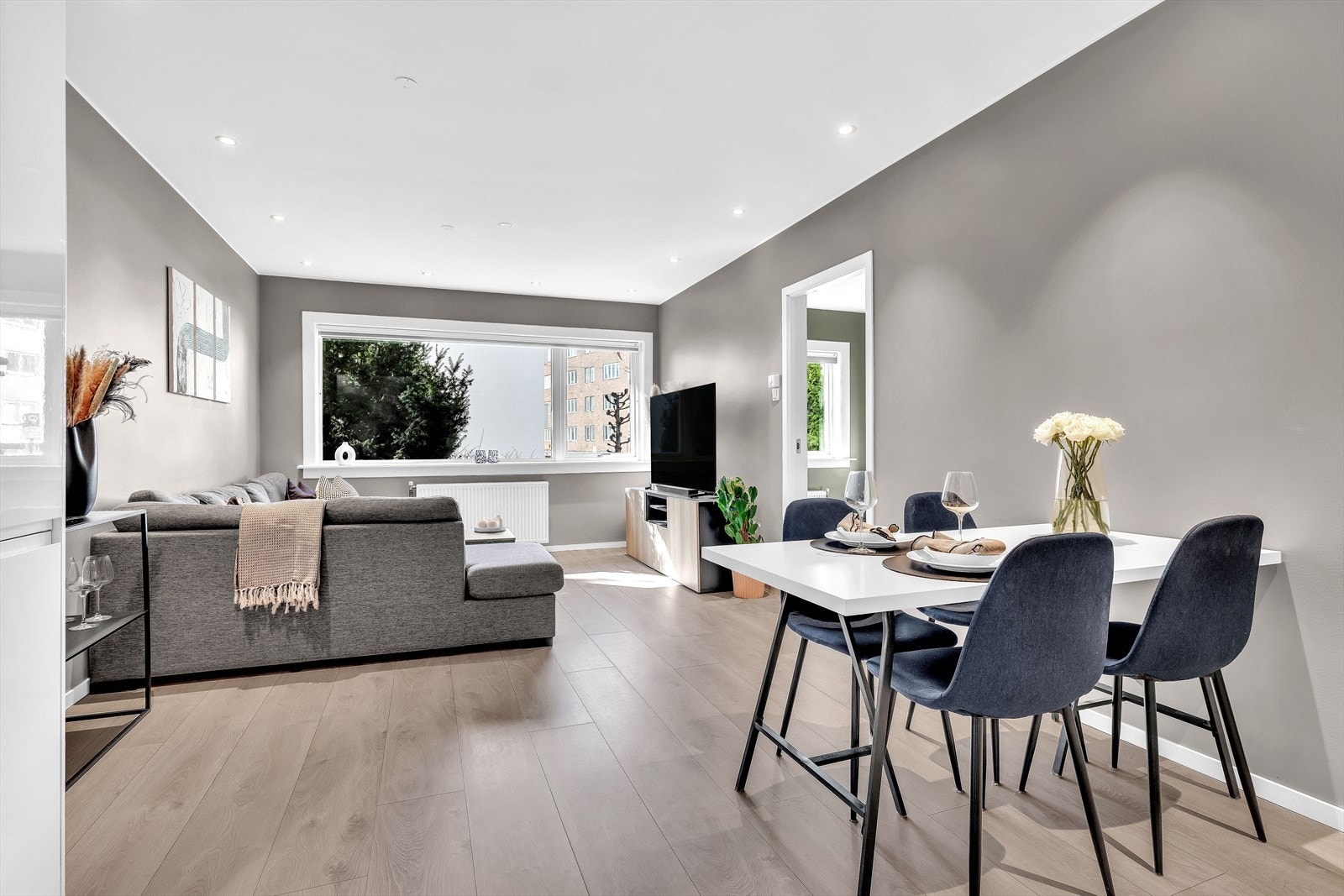 Romslig stue med plass til sofagruppe og spisebord. Galleribilde