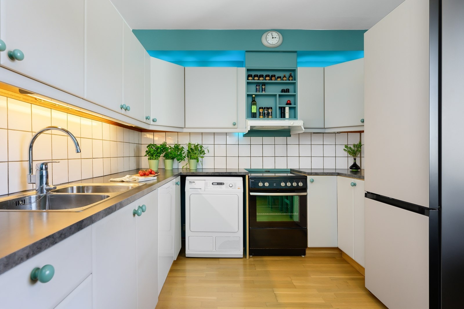 Kjøkkenet har nyerer fronter i lekker, grå utførelse med slette fronter. Hvitevarene medfølger salget. Galleribilde