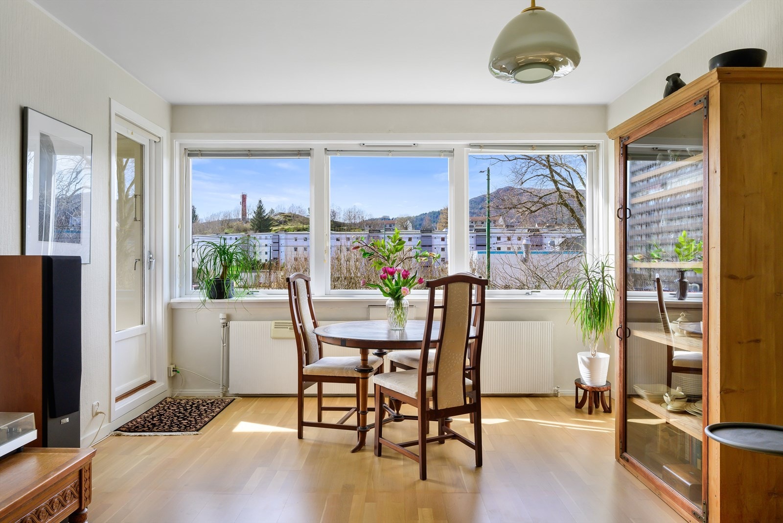 Leiligheten har en flott, vestvendt beliggenhet i høy 1.etasje med nydelig utsikt mot Løvstakken. Galleribilde