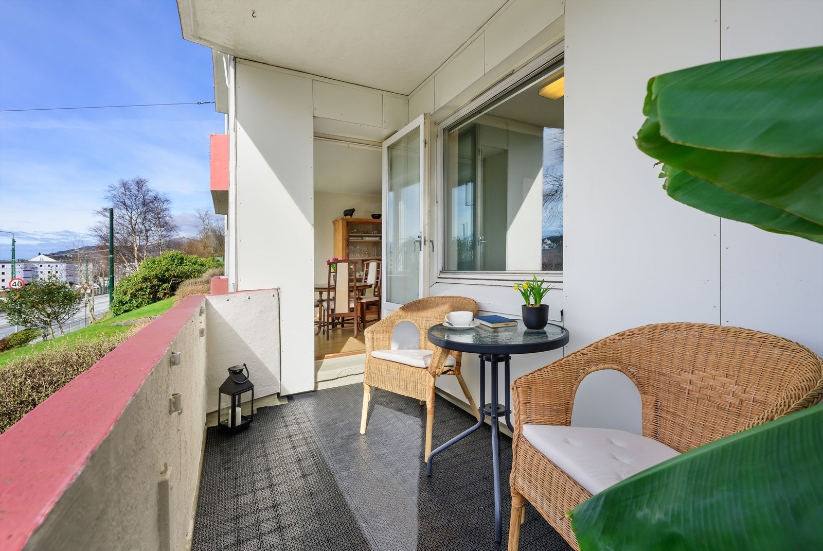 Herlig vestvendt balkong med sol fra ca. kl. 12:00 til ca. kl. 21:30 midtsommers. Galleribilde